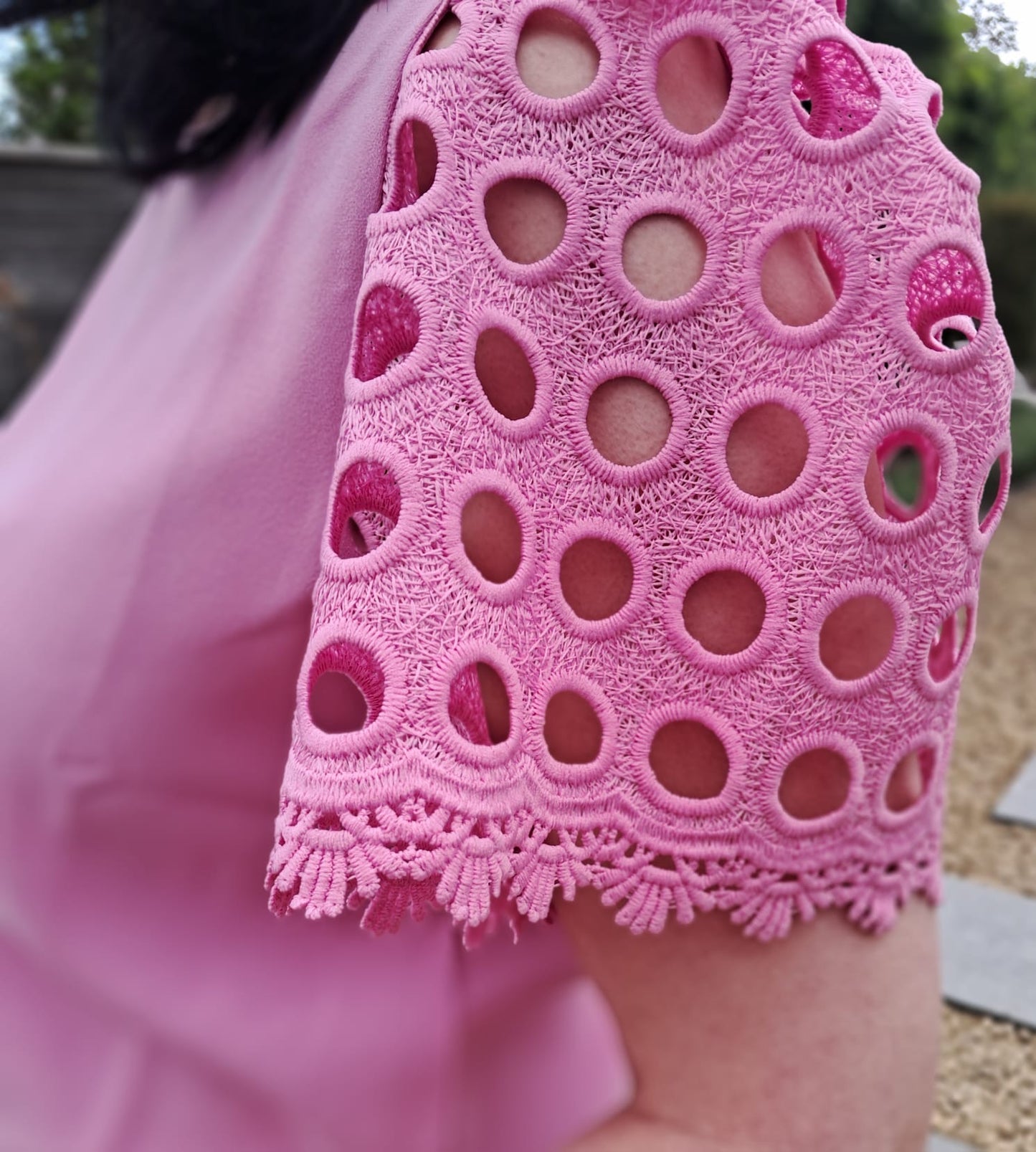 Stijlvolle en vrouwelijke top in roze met bijzondere pofmouwdetails