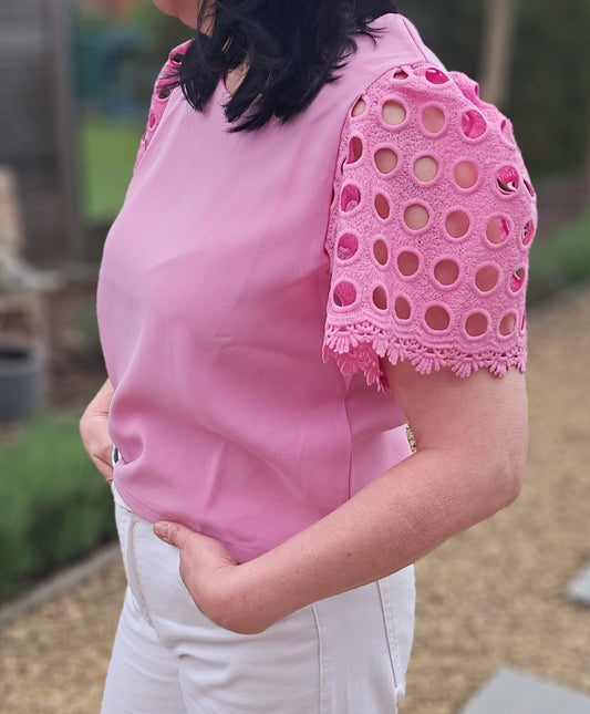Stijlvolle en vrouwelijke top in roze met bijzondere pofmouwdetails
