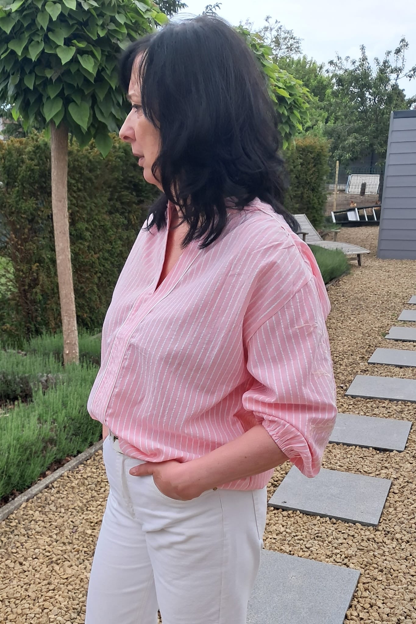 Luchtige, zomerse blouse met fris roos-wit gestreept patroon