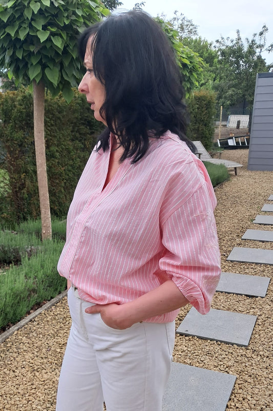 Luchtige, zomerse blouse met fris roos-wit gestreept patroon