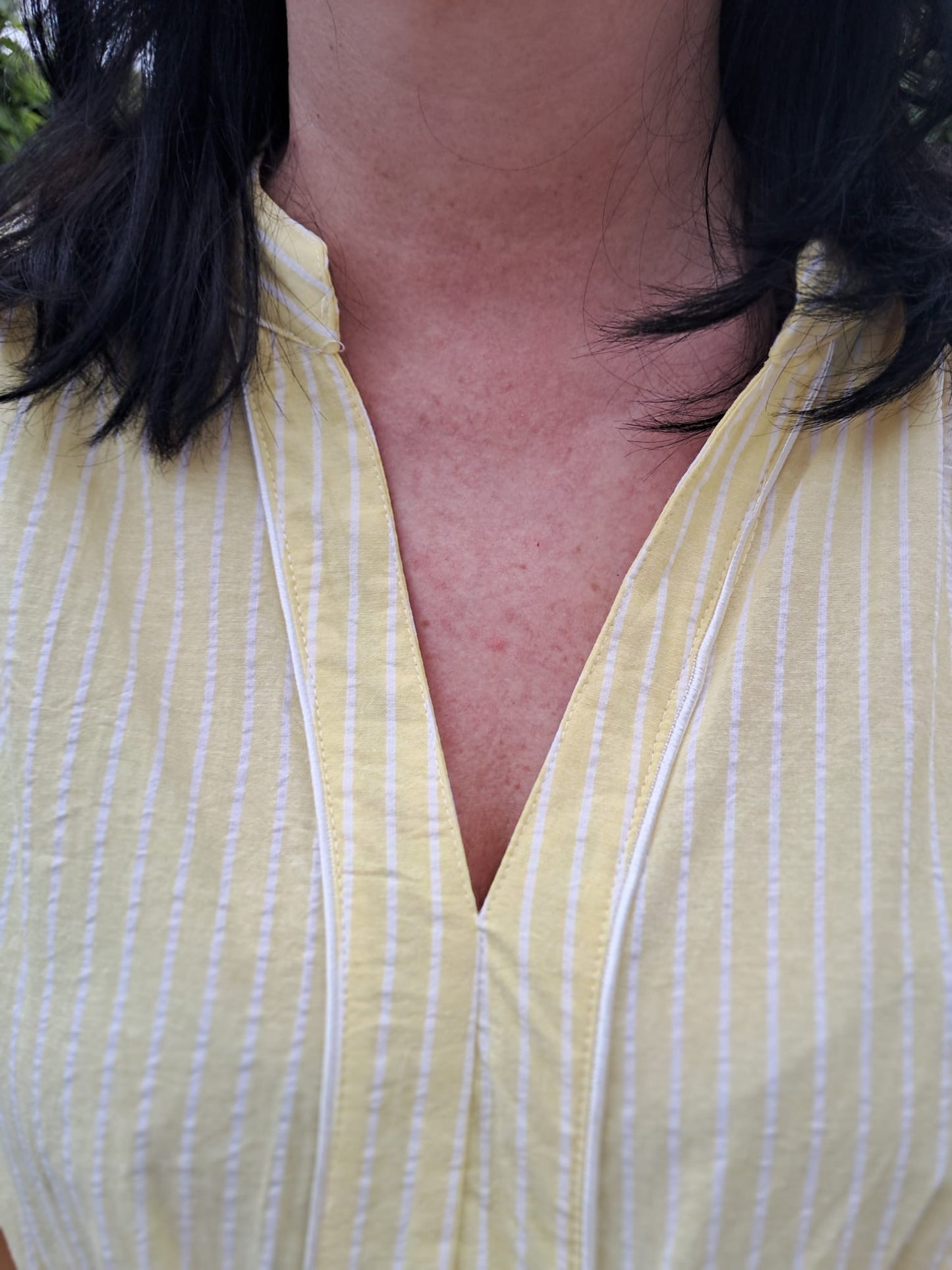 Luchtige, zomerse blouse met fris geel-wit gestreept patroon