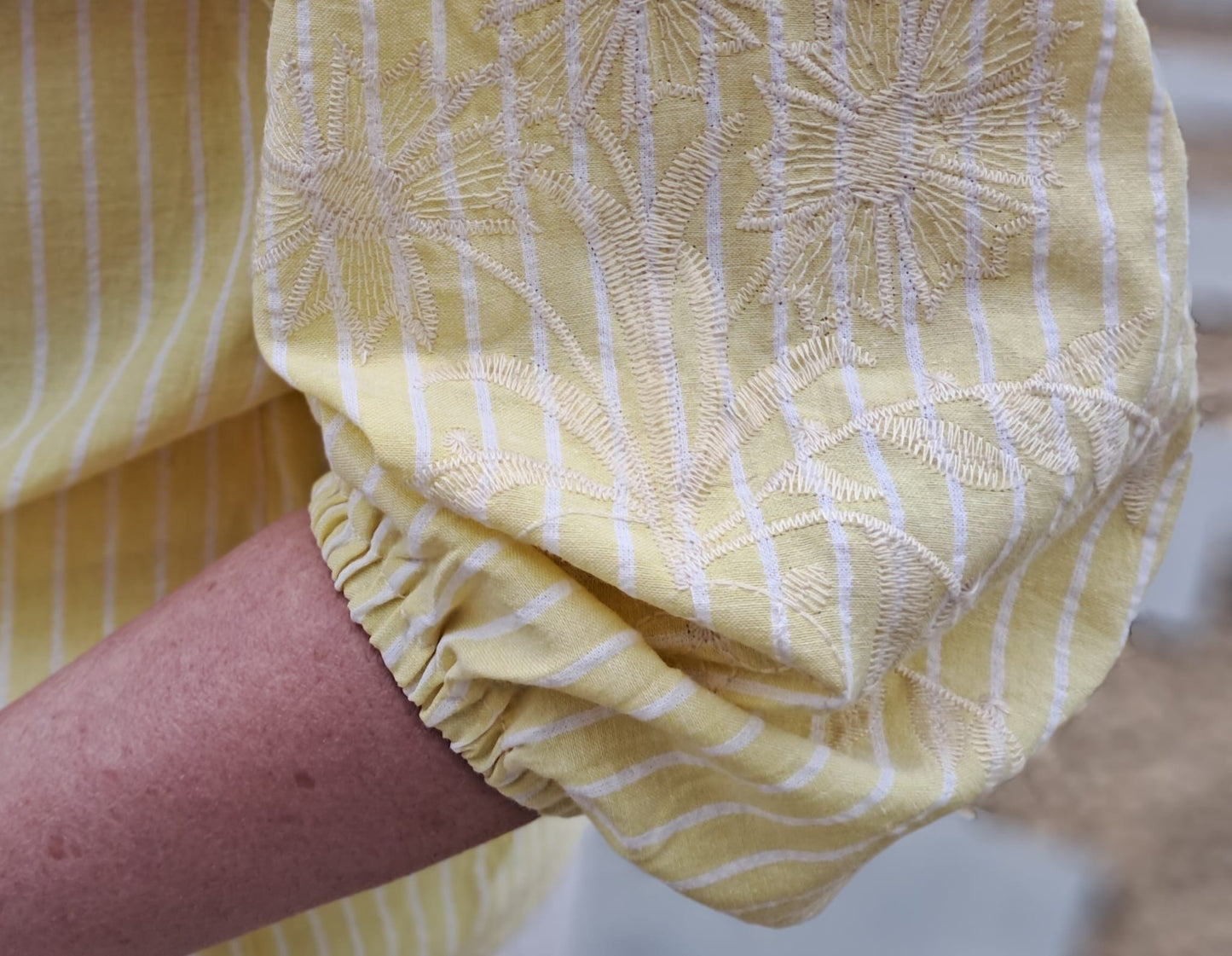 Luchtige, zomerse blouse met fris geel-wit gestreept patroon