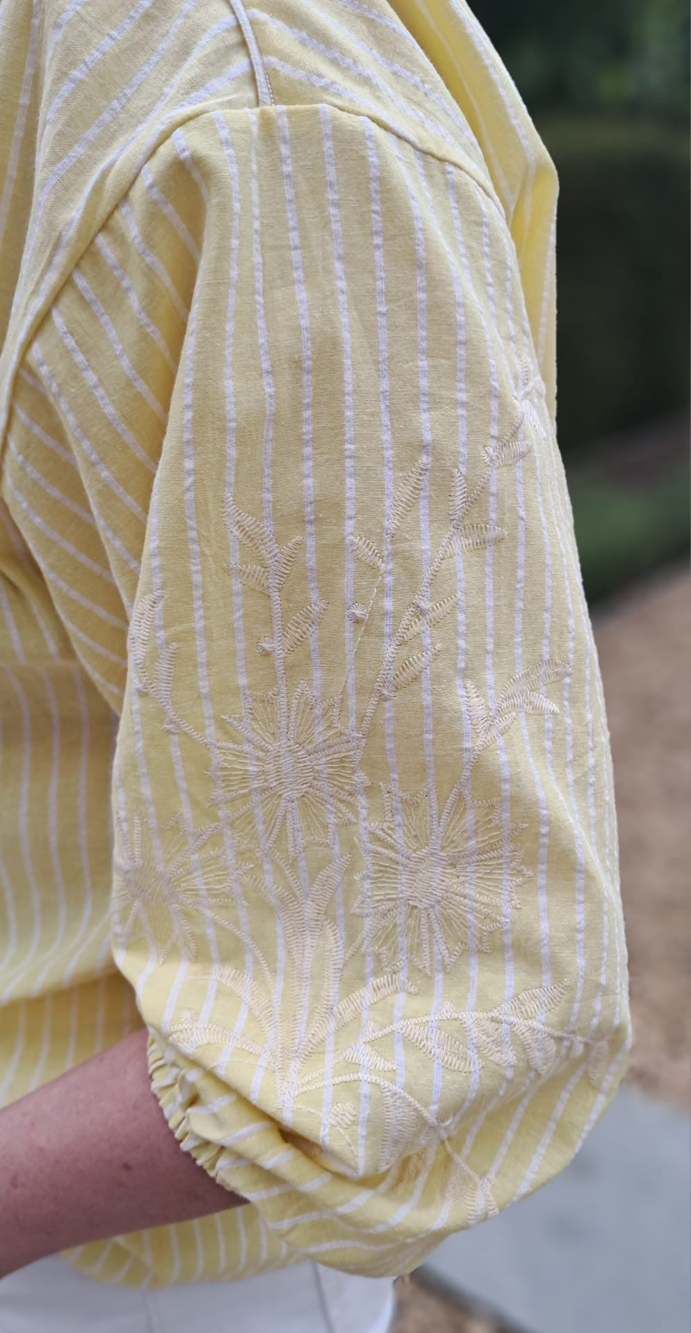 Luchtige, zomerse blouse met fris geel-wit gestreept patroon