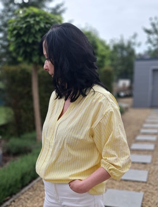 Luchtige, zomerse blouse met fris geel-wit gestreept patroon