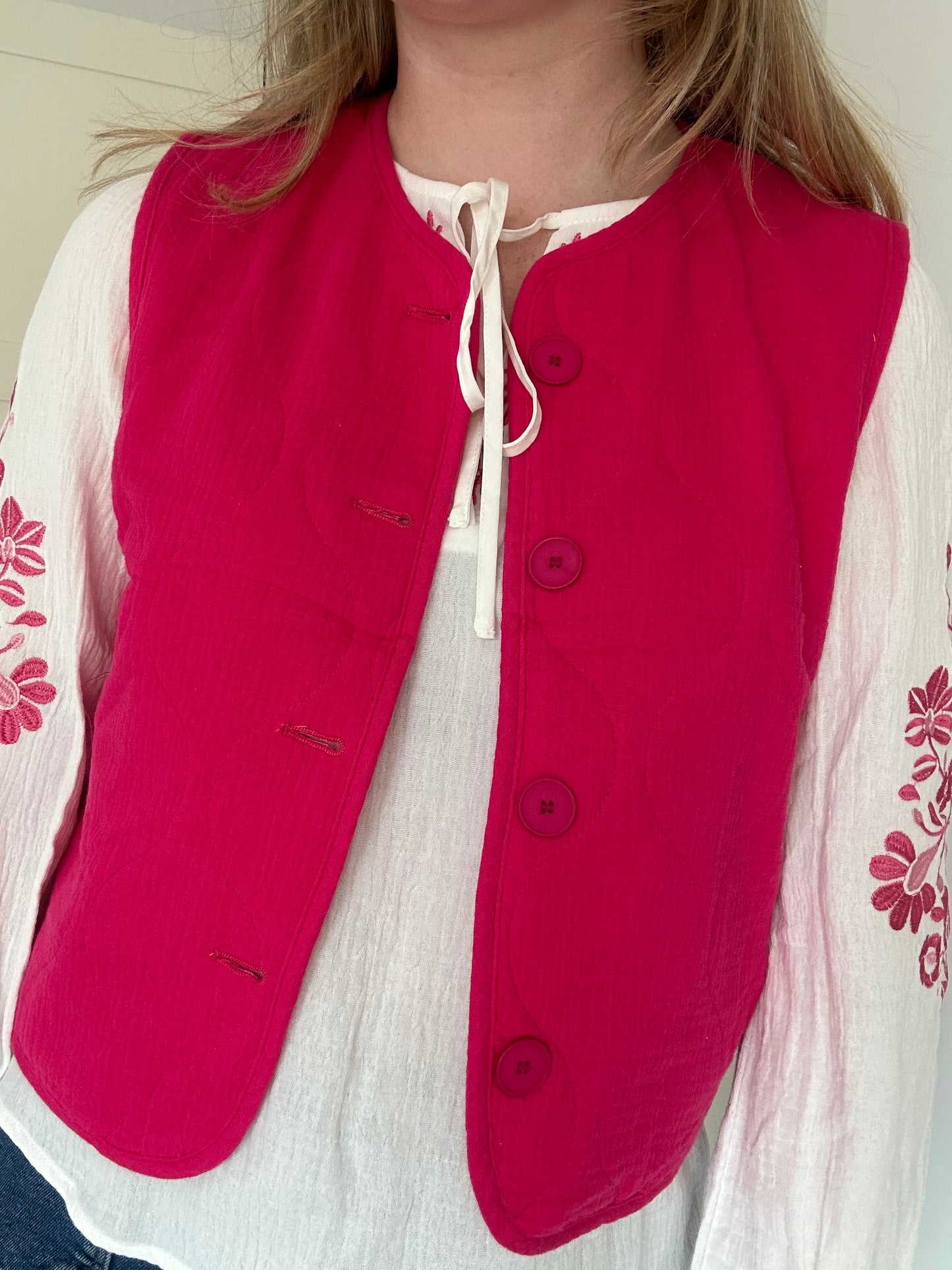 Roze jasje met korte mouwen en leuk gestikt detail
