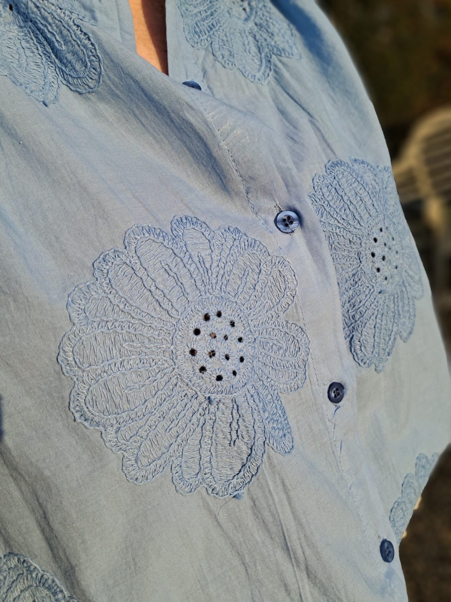 Losse blouse met broderie in blauw     TdS