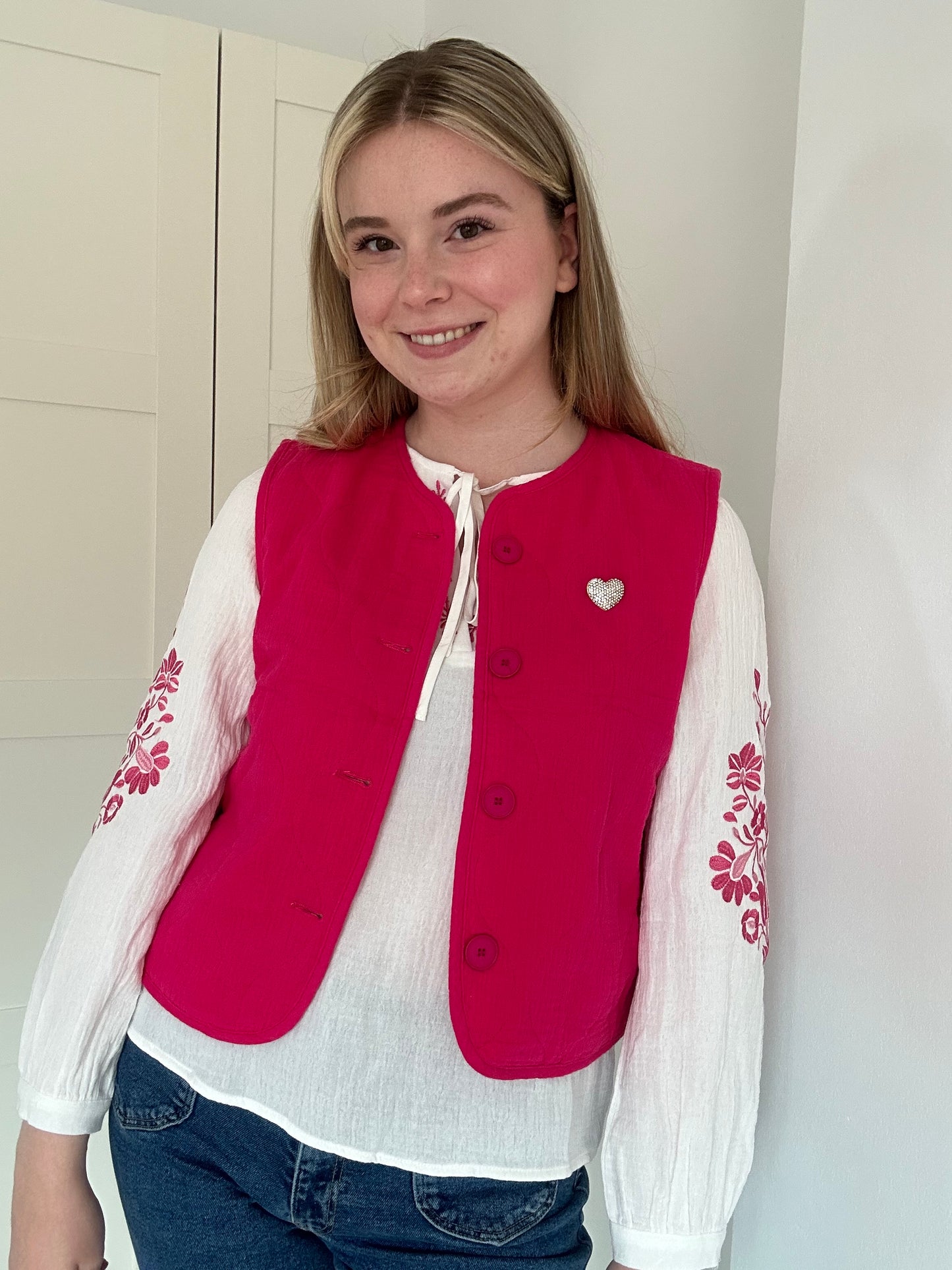 Roze jasje met korte mouwen en leuk gestikt detail
