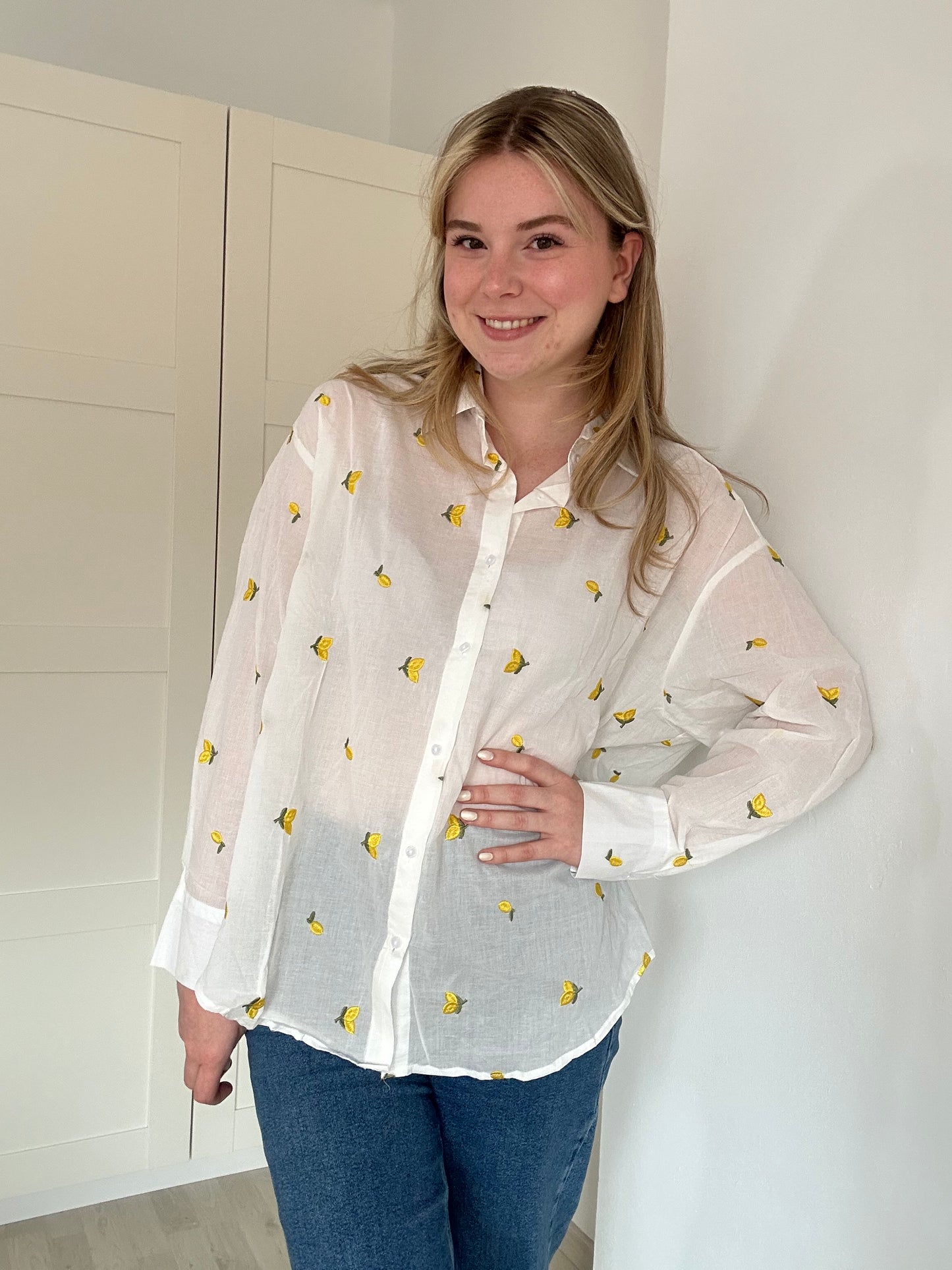 Luchtige witte blouse met geborduurde citroentjes