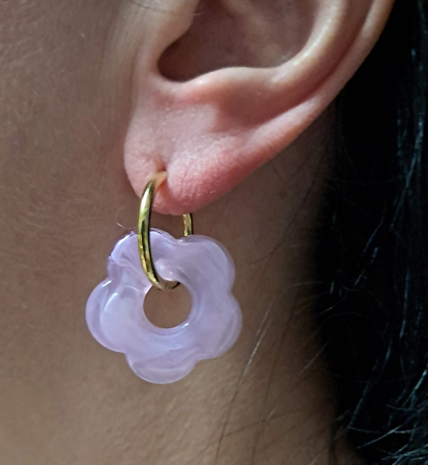 oorbellen lila bloemetje met gouden ring