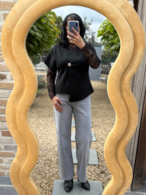 Mouwloze, asymmetrische gilet met gouden knoop