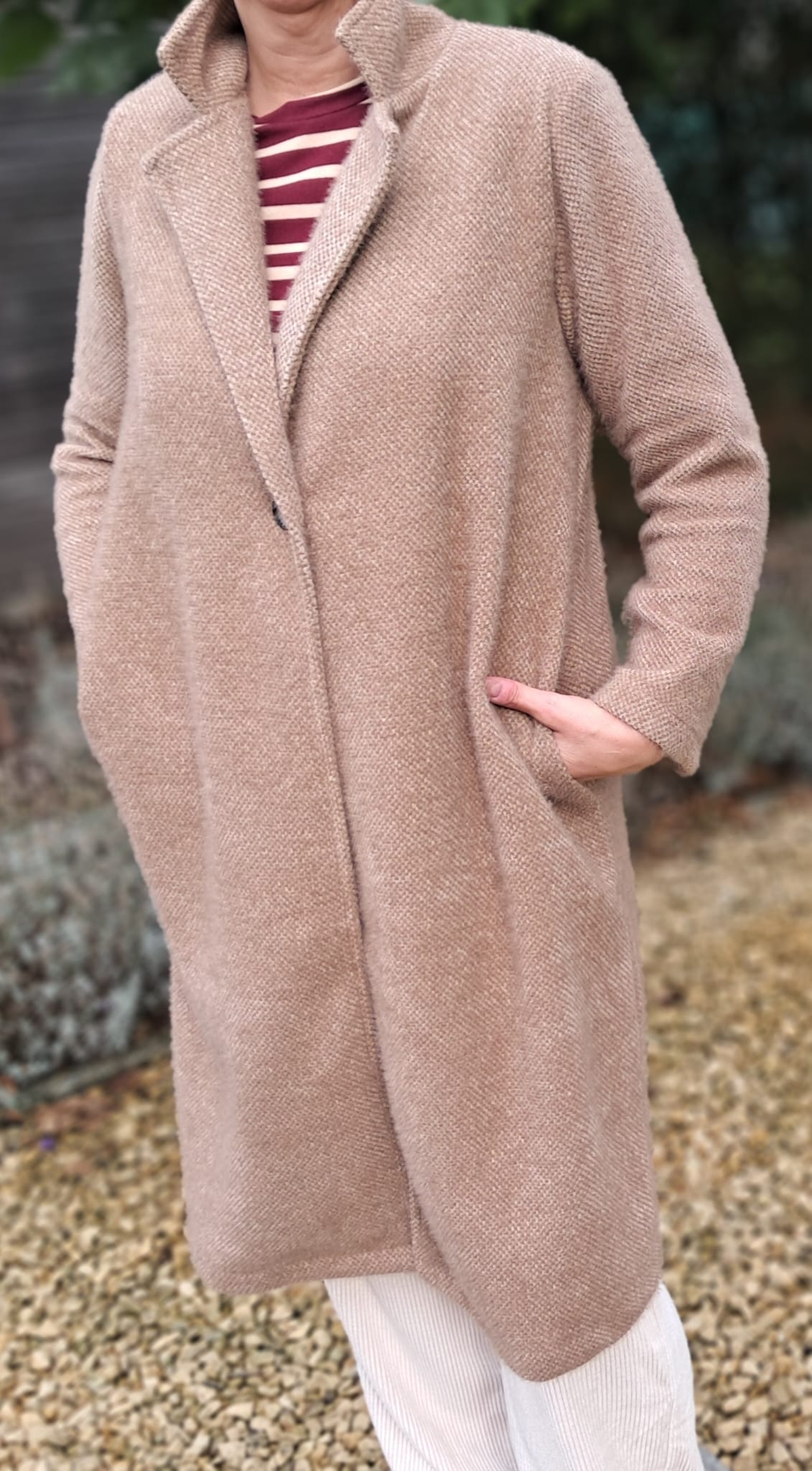 Zachte, losvallende mantel met 1 knoop, niet gevoerd (in taupe)