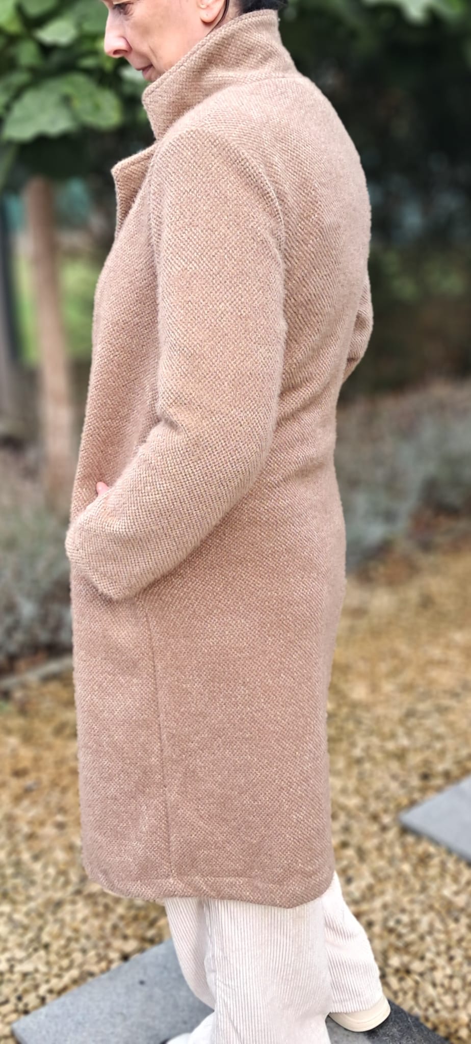 Zachte, losvallende mantel met 1 knoop, niet gevoerd (in taupe)