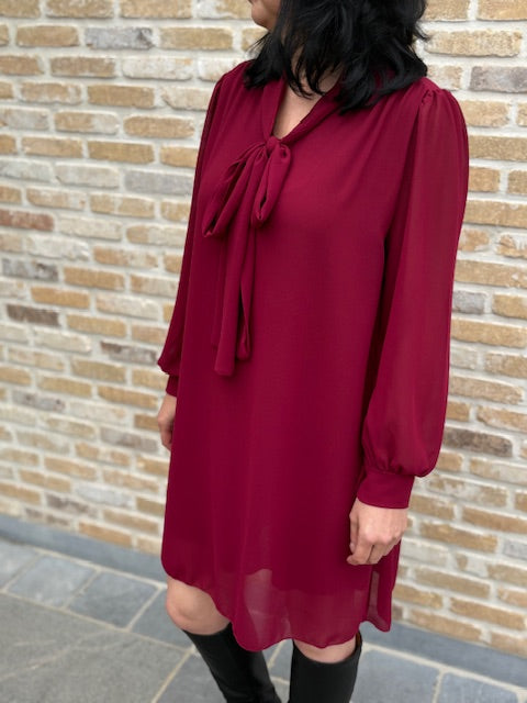 Soepelvallende  A-lijnjurk, in bordeauxrood of zwart ( TU )