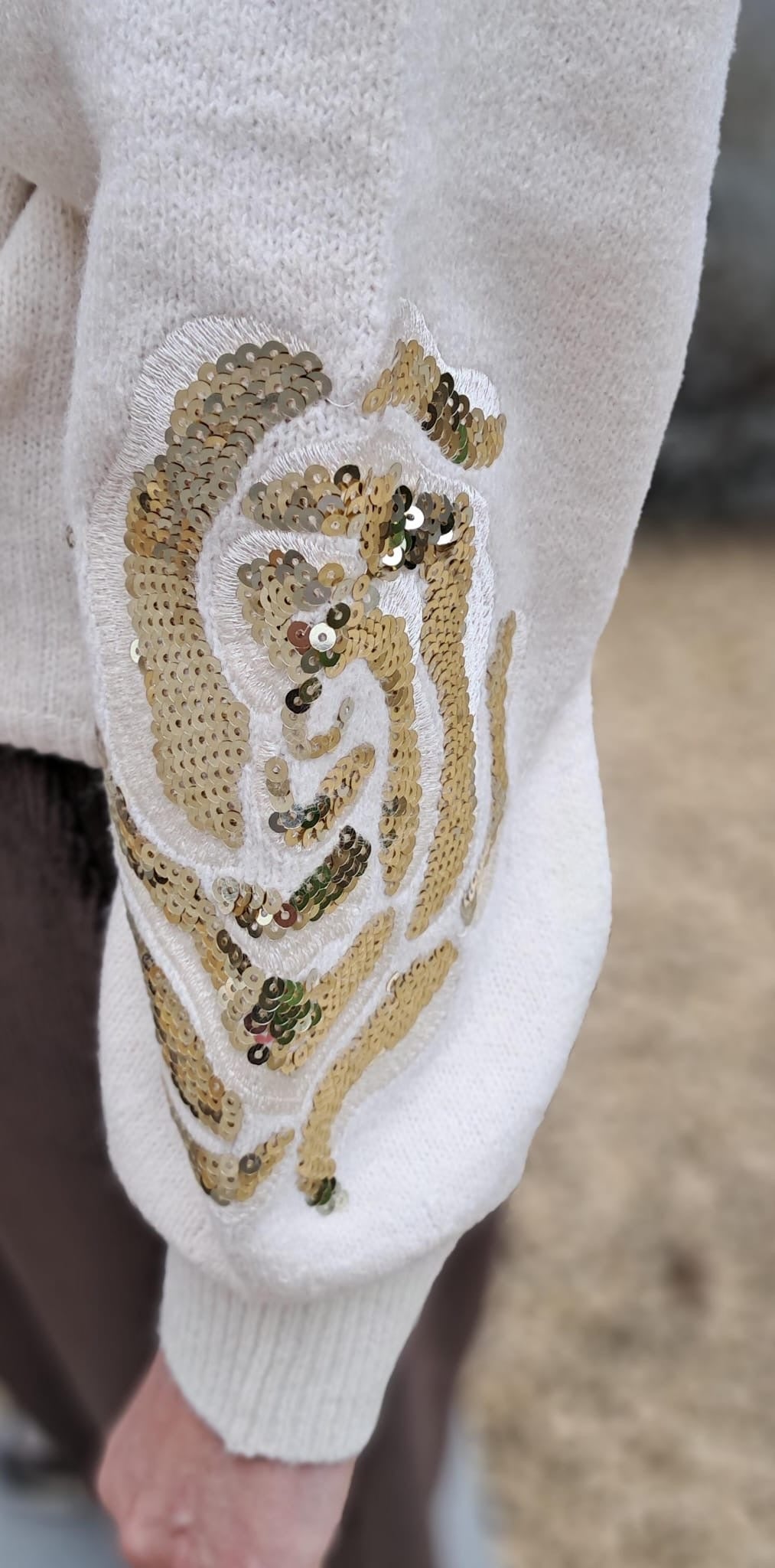 Warme, zachte pull met details in pailletten, 2 kleuren