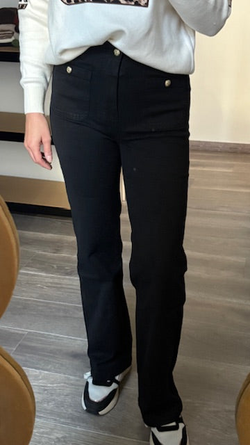 Zwarte jeans met gouden knoop vooraan op de zakken