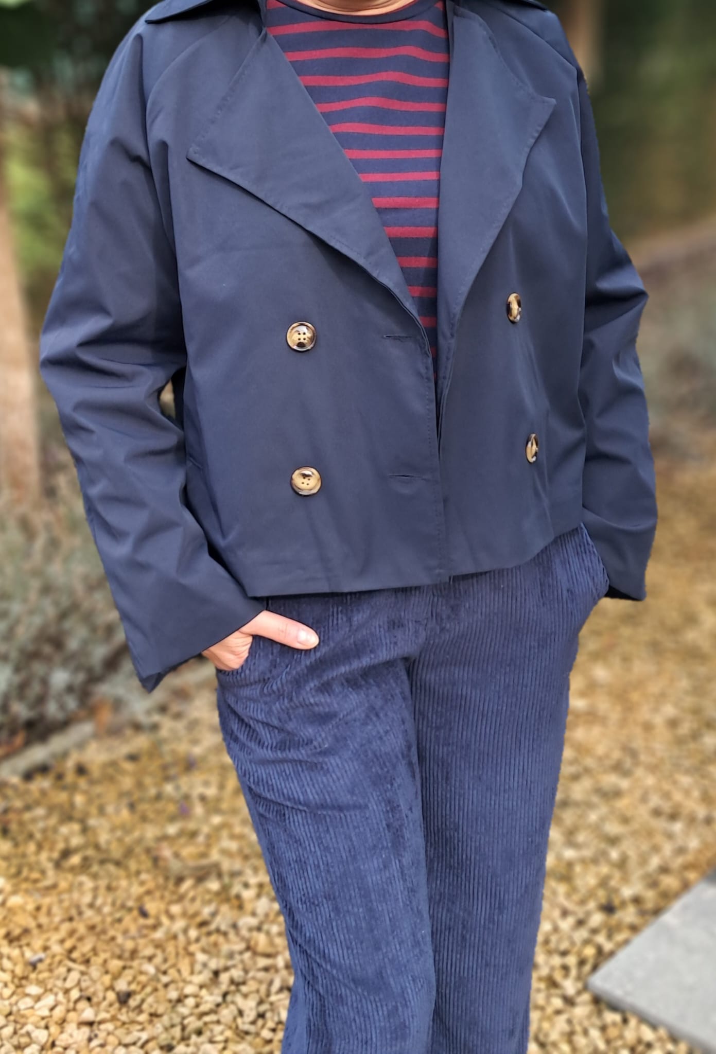 Korte trenchcoat, beschikbaar in 2 kleuren