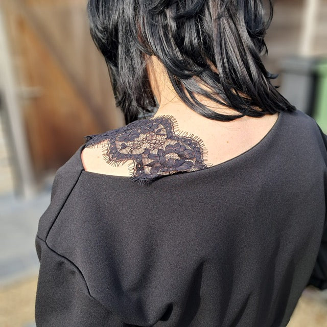 Stijlvolle zwarte trui met opvallend detail: een verticale strook van zwarte kant (TU)