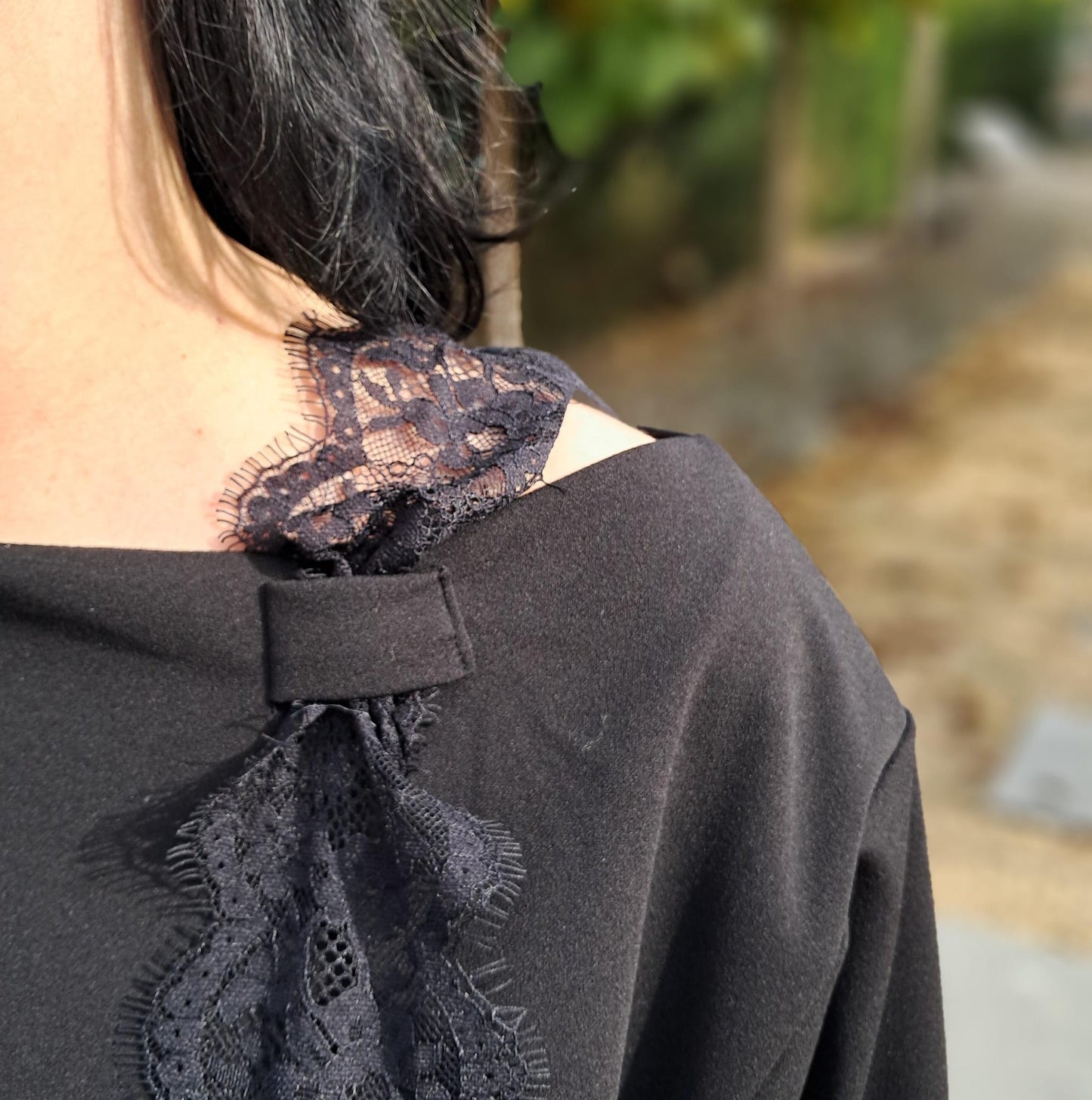 Stijlvolle zwarte trui met opvallend detail: een verticale strook van zwarte kant (TU)