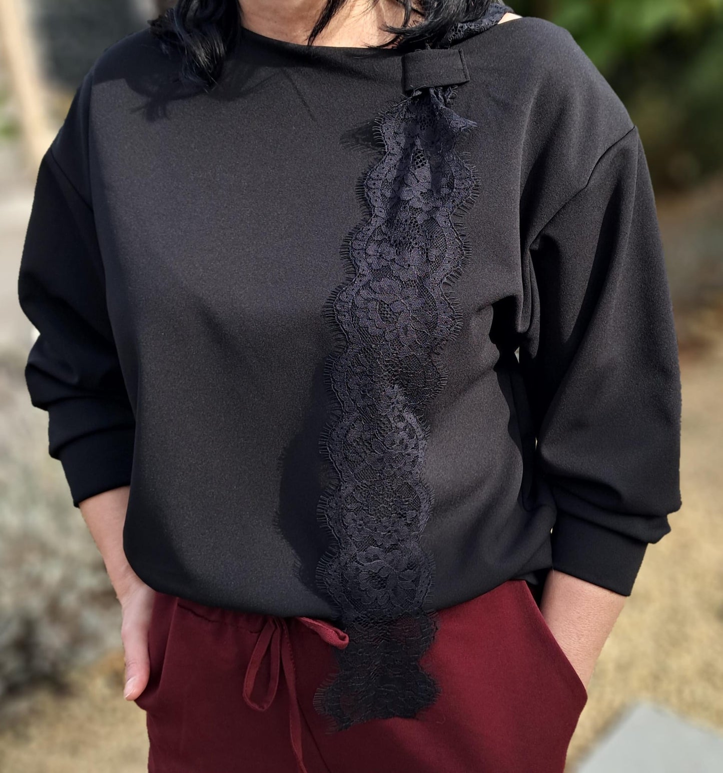 Stijlvolle zwarte trui met opvallend detail: een verticale strook van zwarte kant (TU)