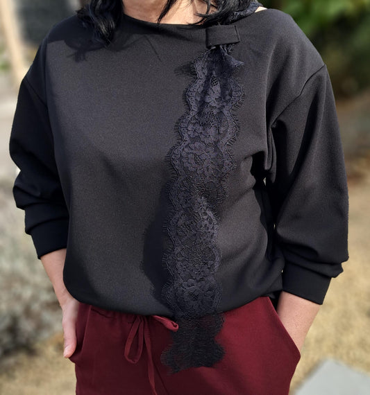 Stijlvolle zwarte trui met opvallend detail: een verticale strook van zwarte kant (TU)