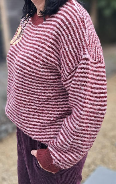 Zachte, warme pull met strepen en mooi accent op de schouder in pailletten, 2 kleuren