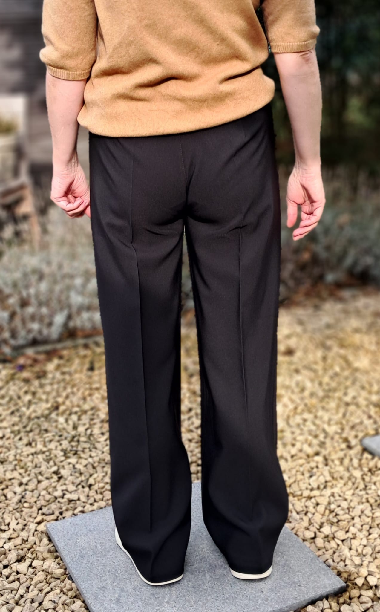 Zwarte, geklede broek met lichte glans