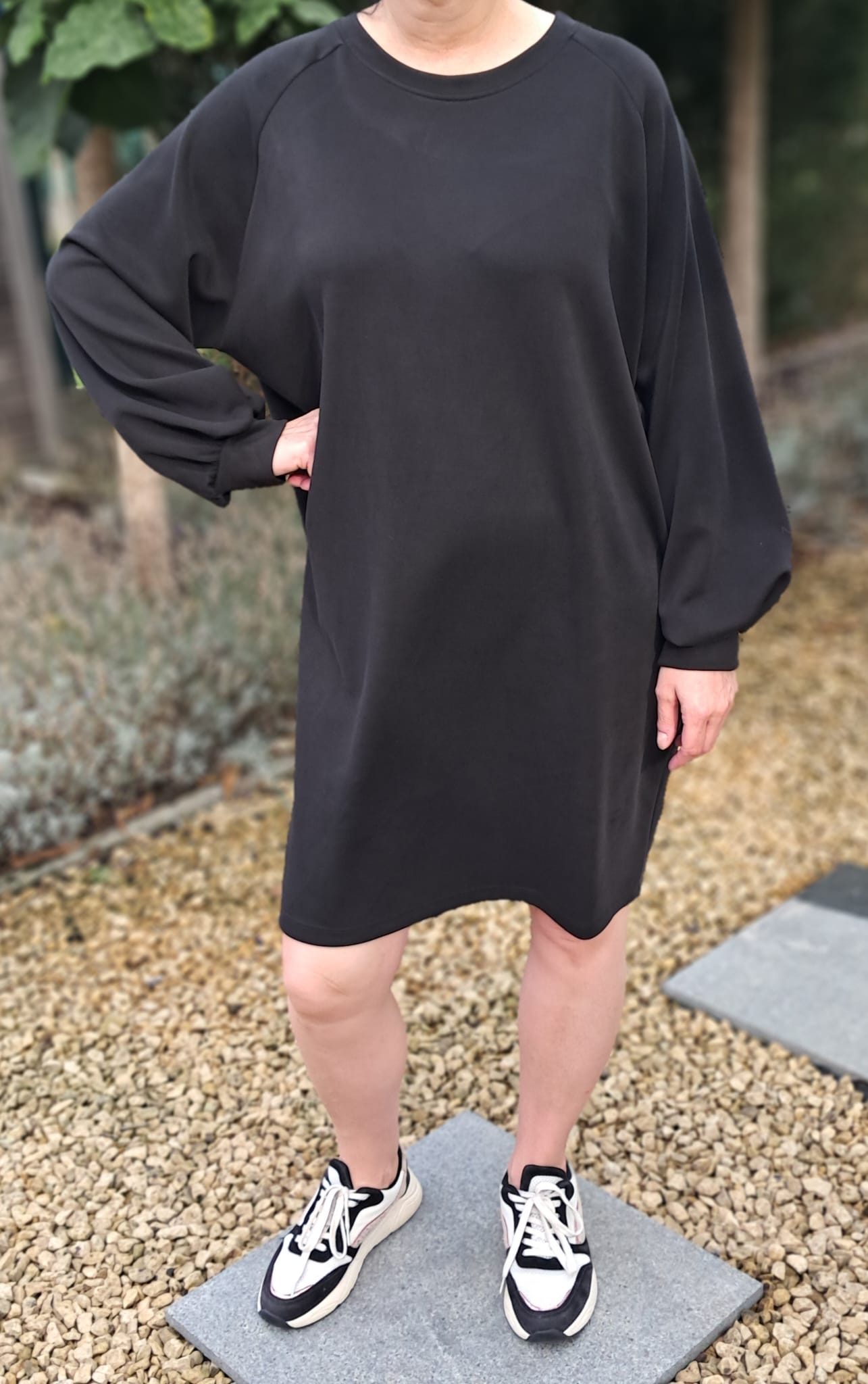 Middellang kleedje met ronde hals en lange mouwen, 3 kleuren