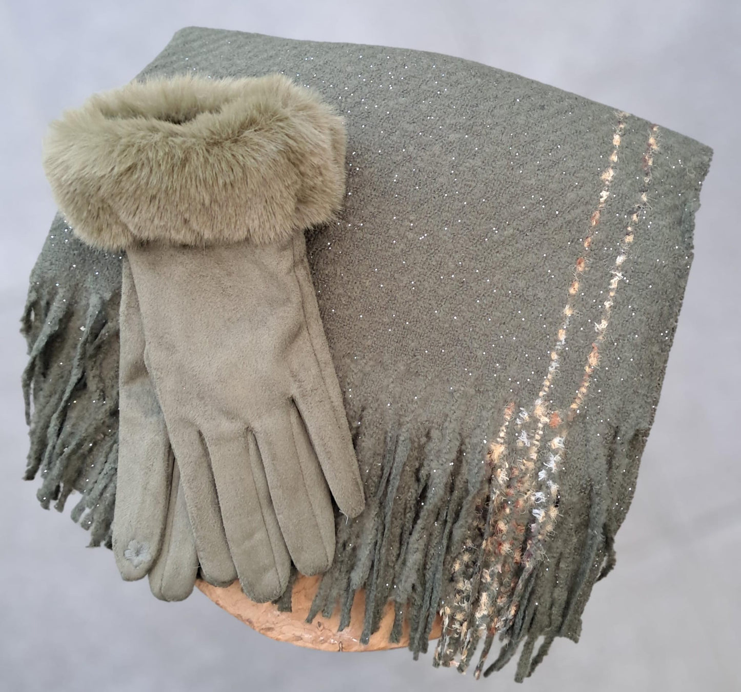 Kaki sjaal met lichte glitter