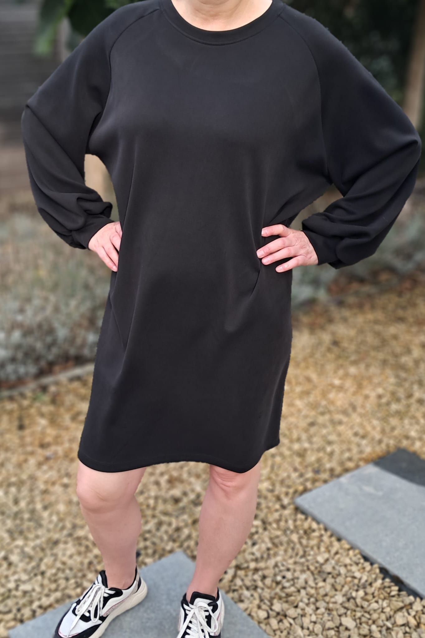 Middellang kleedje met ronde hals en lange mouwen, 3 kleuren