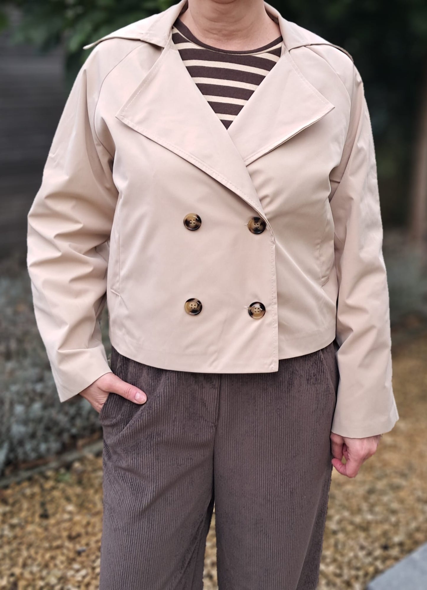Korte trenchcoat, beschikbaar in 2 kleuren
