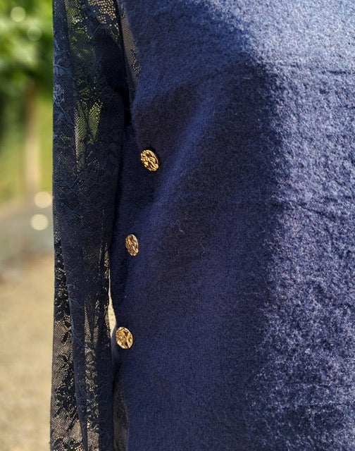 Zachte, mouwloze trui (debardeur) met gouden knopen aan de zijkant