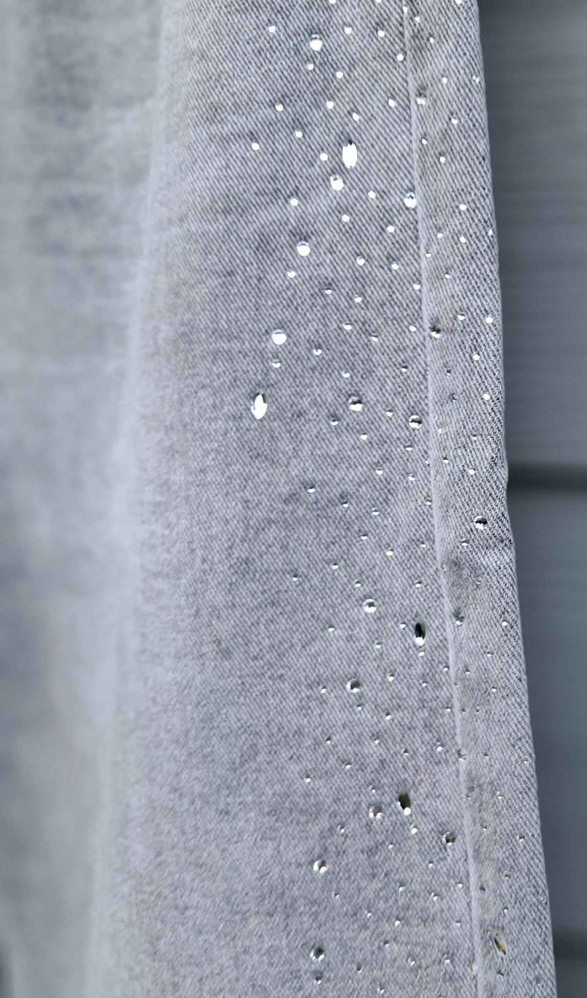 Lichtgrijze jeans met subtiele strass-steentjes aan de zijkant