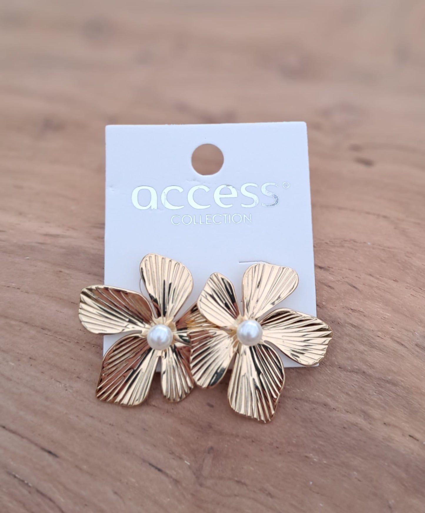 Oorbellen gouden bloem met parel