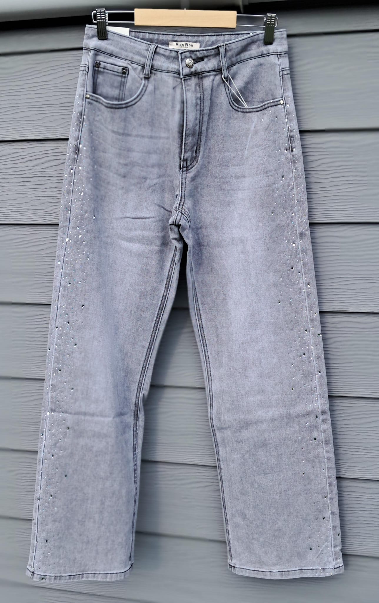Lichtgrijze jeans met subtiele strass-steentjes aan de zijkant