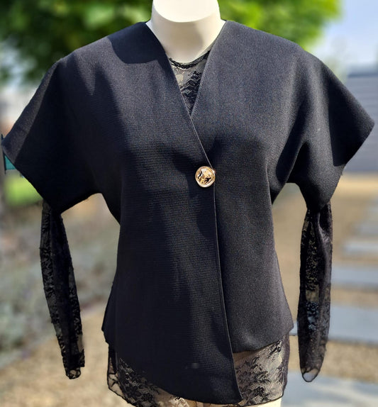 Mouwloze, asymmetrische gilet met gouden knoop