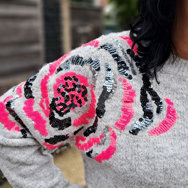 Warme, zachte pull met mooi accent op de schouder in pailletten, in 4 kleuren